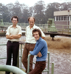 846120 Afbeelding van enkele medewerkers van de provincie Utrecht achter bij een rioolwaterzuiveringsinstallatie.N.B. ...
